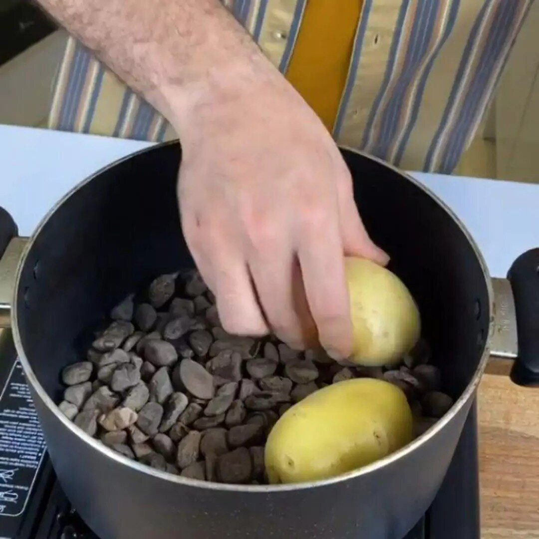 طرز تهیه سیب زمینی تنوری در قابلمه با سنگ ؛ یک میان وعده جذاب که عاشقش میشوید
