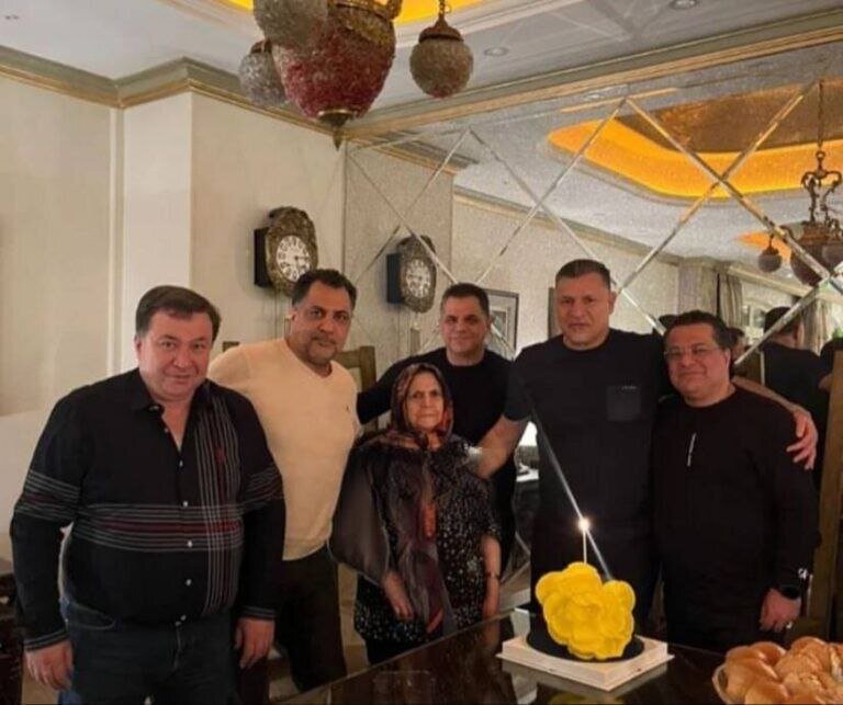 عکس | جشن تولد علی دایی کنار مادر و برادرانش