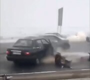 لحظات دردناک تصادف زنجیره‌ای خودروها در جاده مشهد! | به هم خوردن خودروها را در مه ببینید!