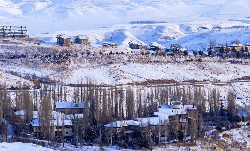 برف بازی درکنار چشمه های آب گرم