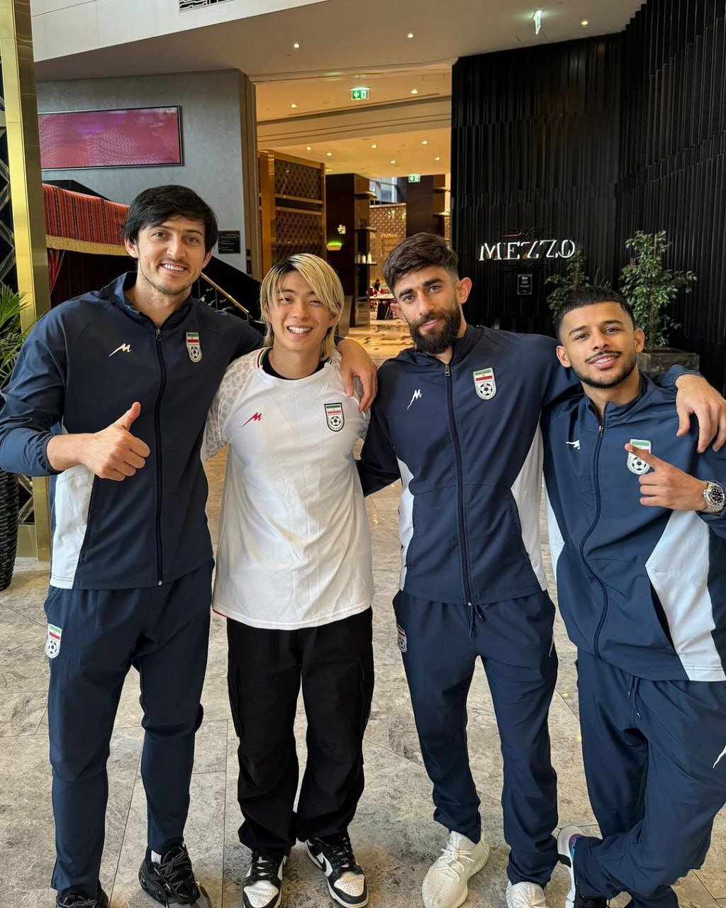 عکس یادگاری بلاگر پرحاشیه ژاپنی با سردار آزمون و بازیکنان تیم ملی | ببینید