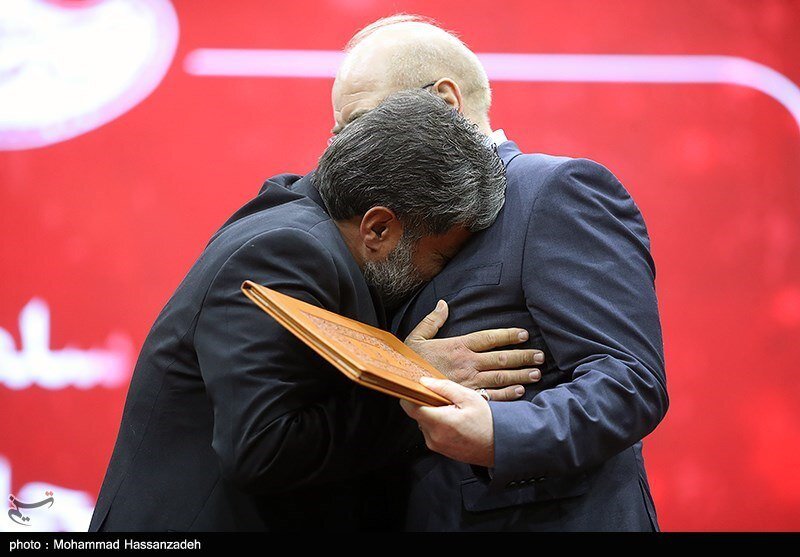 غم انگیزترین تصویر در یک جشن ؛ گریه های پدر دختر کاپشن صورتی در آغوش قالیباف | عکس