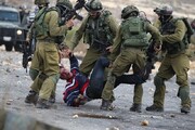 تصاویر 16+ | صهیونیست ها با تانک از روی یک فلسطینی گذشتند | فقط دست دستبندزده او سالم مانده است