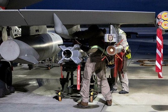 آماده‌سازی جنگنده‌های انگلیس برای حمله به یمن