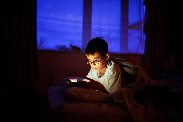 دلایل بروز مشکلات بینایی در کودکان | والدین چگونه میتوانند متوجه مشکلات بینایی کودک شوند؟