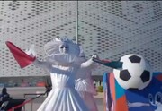 تصاویری از تشویق آدمک ها با پوشش عجیب در محوطه استادیوم بازی ایران و قطر | ببینید