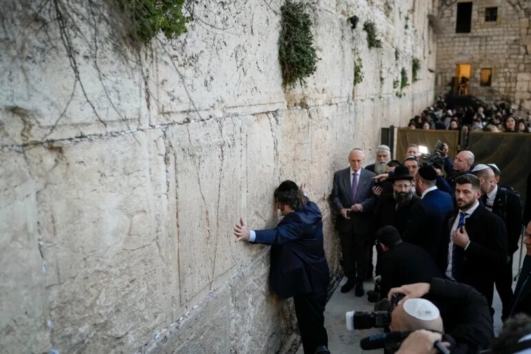 اشک های حاشیه ساز یک رئیس جمهور کنار دیوار ندبه؛ تصویر چشم های سرخ و آغوش گرفتن دیوار را ببینید | قولی که به صهیونست ها داد