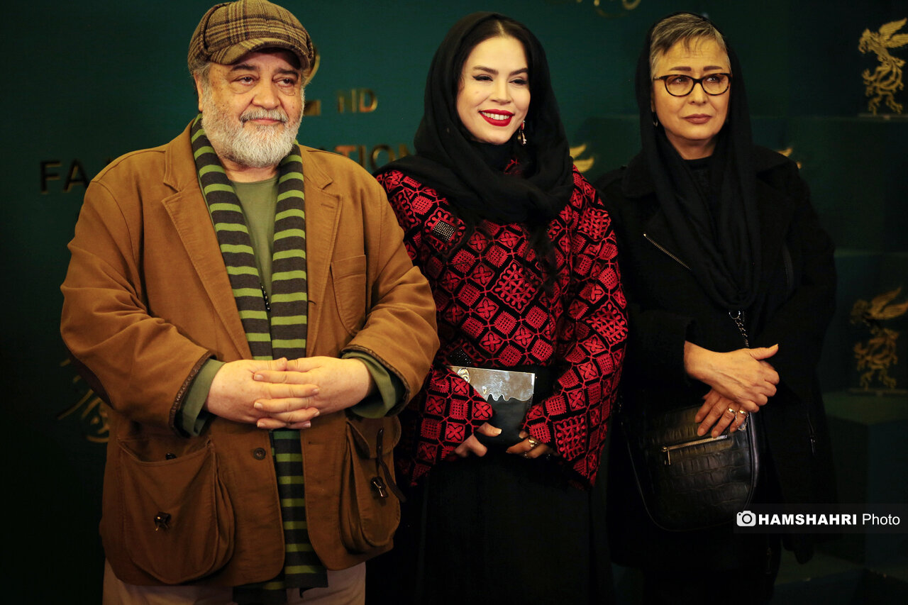 عکس «ملیکا شریفی نیا» به همراه پدر و مادر در جشنواره فیلم فجر