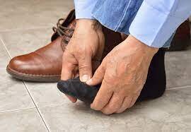 بلایی که کفش‌های تنگ سر انگشتان می‌آورد | مشکلات بی‌توجهی به درمان ریشه‌ای میخچه