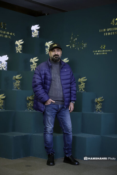 ببینید شوخی مهران غفوریان با مهران احمدی در فتوکال فیلم «آبی روشن»| نقش جدی بازیگران طنز در فیلم «آبی روشن»| جشنواره فیلم فجر