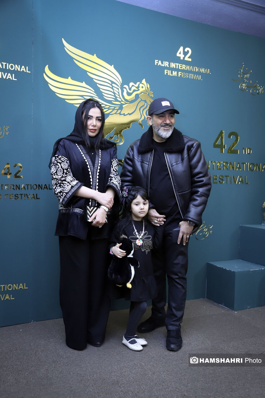 تصاویر خاص «مهران غفوریان» به همراه خانواده | نشست خبری فیلم «آبی روشن» در جشنواره فجر