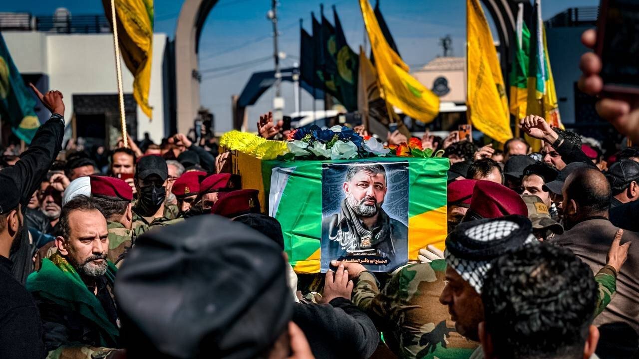 تشییع پرشور فرمانده مقاومت عراق در حرم امام علی‌(ع) | شعارهای متفاوت تشییع کنندگان | ببینید