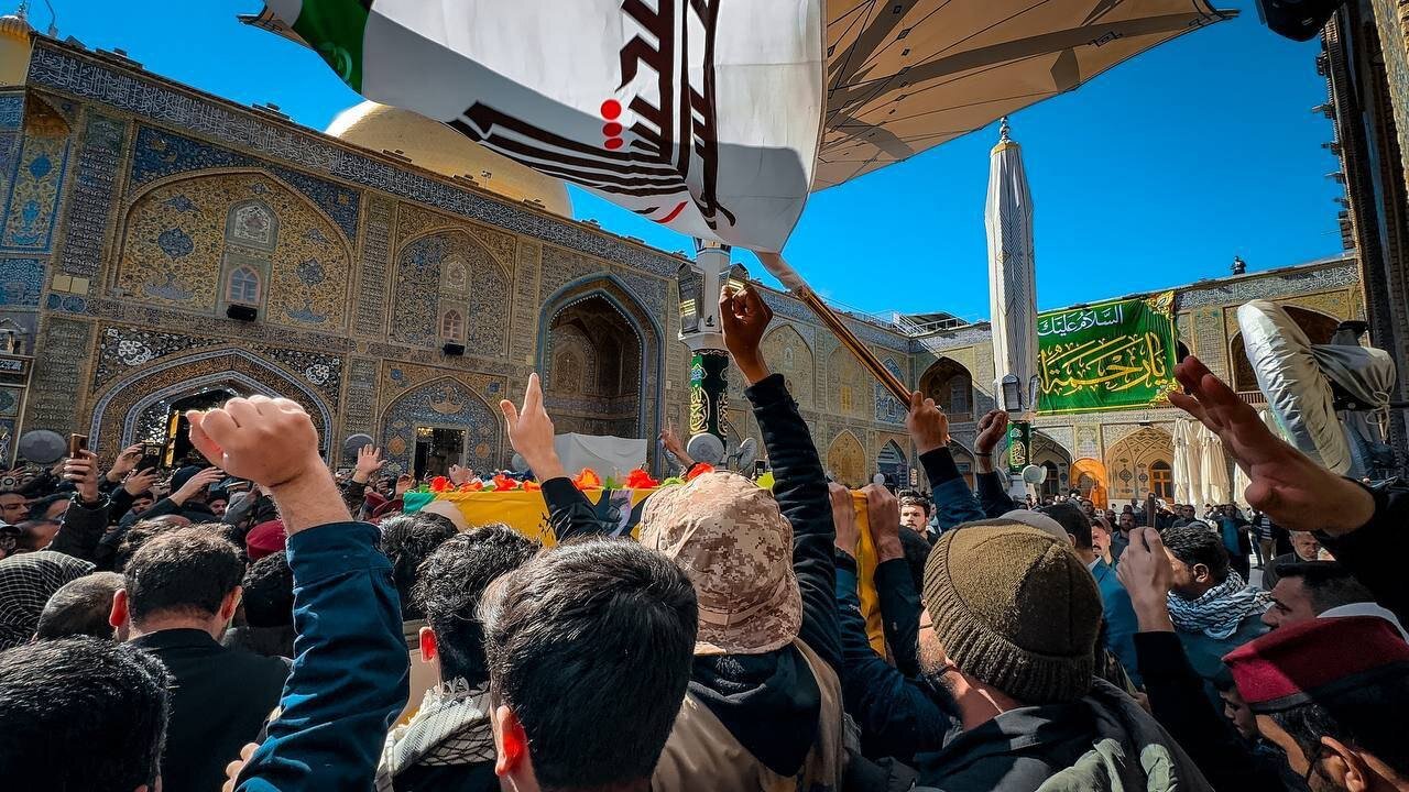 تشییع پرشور فرمانده مقاومت عراق در حرم امام علی(ع) | شعارهای متفاوت تشییع کنندگان | ببینید