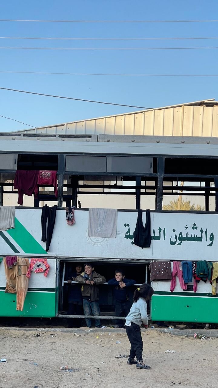 اینجا غزه؛ زندگی جریان دارد حتی در اتاقکی با مارک بنز! | عکس