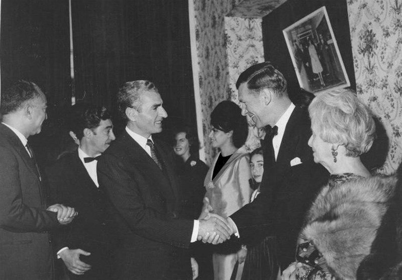 شاه در مسئله جدایی بحرین تحتتأثیر انگلیسیها بود | شاه گفت مروارید و نفت بحرین تمام شده، پس نمیخواهیمش