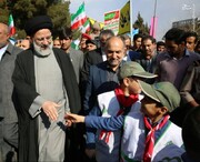 حضور رئیس جمهور در راهپیمایی ۲۲ بهمن کنار مردم + ببینید