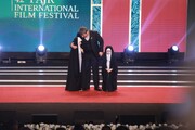 حضور متفاوت و رفتار زیبای رئیس سازمان سینمایی به همراه دخترانش در اختتامیه فیلم فجر  | ببینید