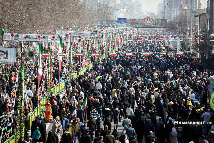 تصاویری پرشور از راهپیمایی ۲۲ بهمن در تهران