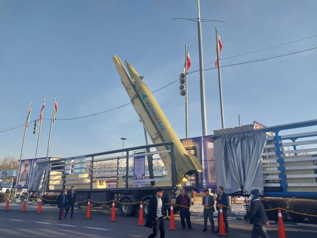 نمایش موشک های نقطه زن دوربرد ایران در میدان آزادی | تصاویر