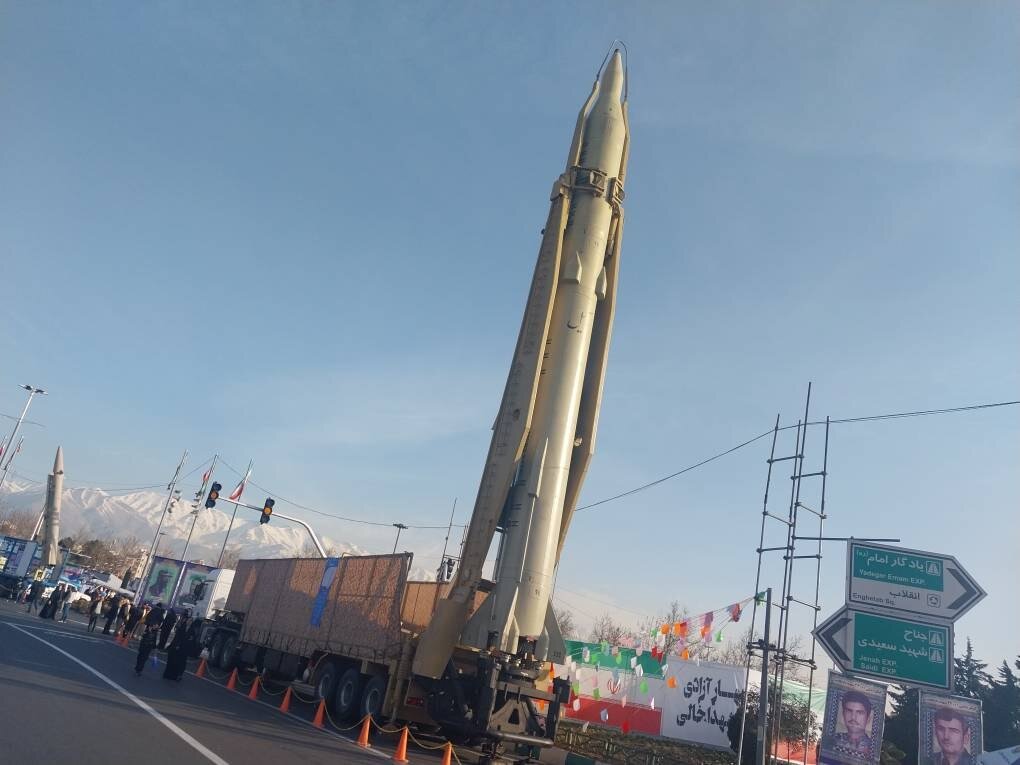 نمایش موشک های نقطه زن دوربرد ایران در میدان آزادی | تصاویر