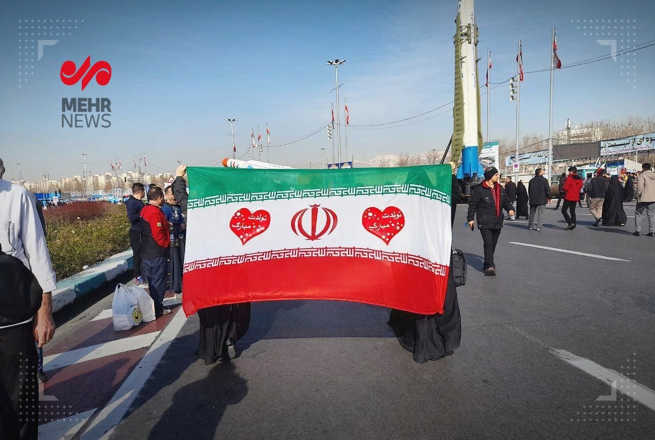 ببینید مردم با پرچم جمهوری اسلامی ایران چه کردند | عکس
