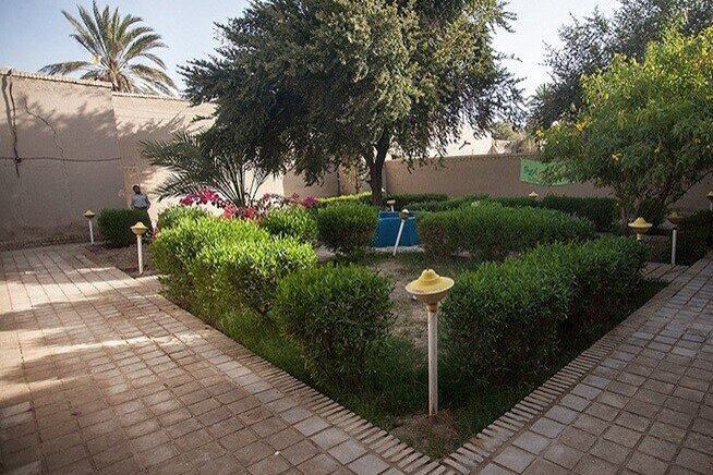 تصاویری جالب از خودروی کلاسیک قدیمی رهبر معظم انقلاب | منزل رهبر در دوران تبعید را ببینید