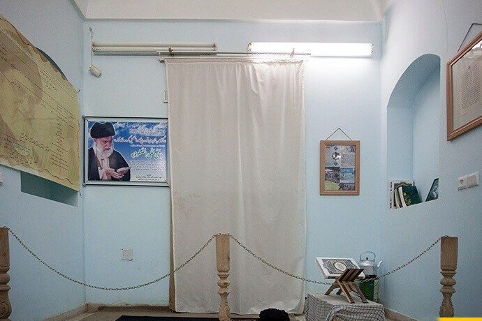 تصاویری جالب از خودروی کلاسیک قدیمی رهبر معظم انقلاب | منزل رهبر در دوران تبعید را ببینید