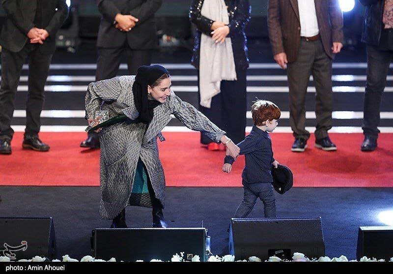 تصویر جالب از اختتامیه جشنواره فیلم فجر | حضور جالب فرزند خانم بازیگر روی سن! | ببینید