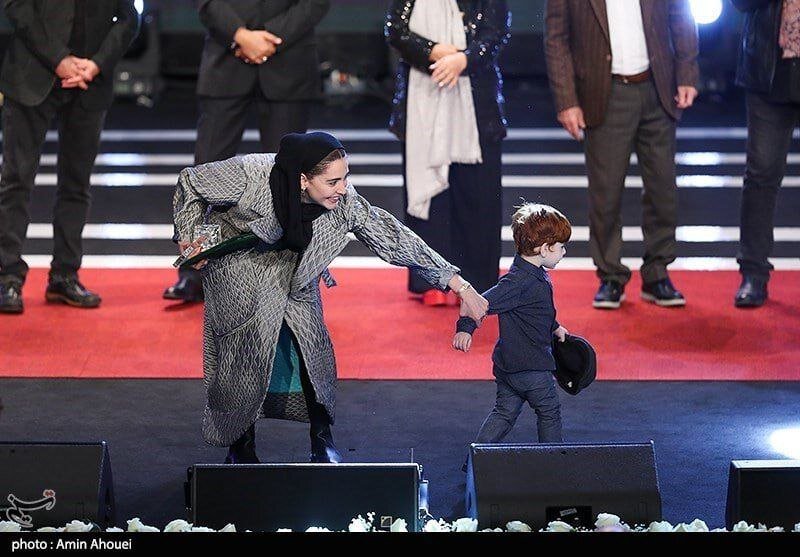 تصویر جالب از اختتامیه جشنواره فیلم فجر |‌ حضور جالب فرزند خانم بازیگر روی سن! | ببینید