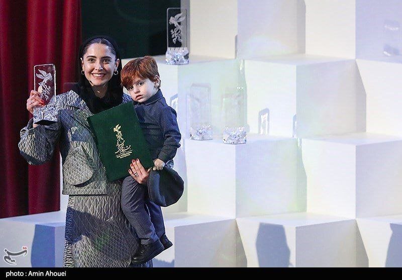 تصویر جالب از اختتامیه جشنواره فیلم فجر |‌ حضور جالب فرزند خانم بازیگر روی سن! | ببینید