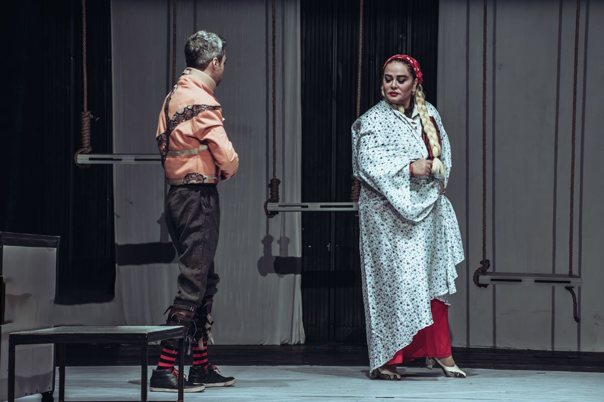 از عشق به نوید محمدزاده تا ماجرای قتل داریوش مهرجویی| بهاره رهنما، امیرغفارمنش و وحید آقاپور روی صحنه تئاتر