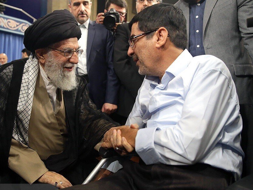 جانباز قطع نخاعی که با یک انگشت کتاب می نویسد | مرارتهای شیرین نوشتن کتاب