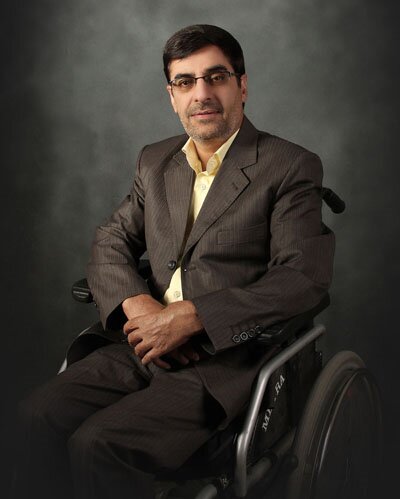 جانباز قطع نخاعی که با یک انگشت کتاب می نویسد | مرارتهای شیرین نوشتن کتاب