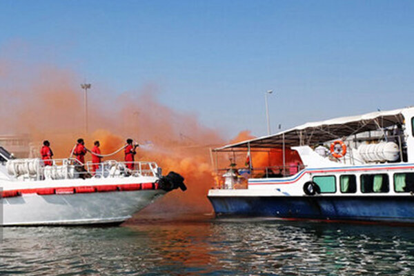 نحوه نجات سرنشینان شناور واژگون شده در آب‌های هرمز + فیلم | فقط ۱۰ نفر جلیقه نجات داشتند