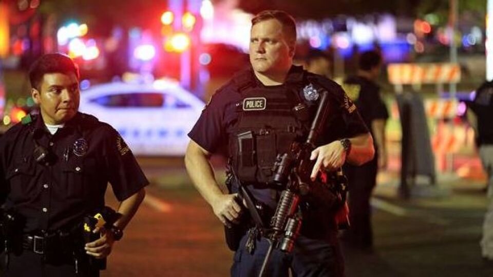 لحظه دستگیری خشونت بار زن سیاه‌پوست در تگزاس توسط پلیس آمریکا + فیلم