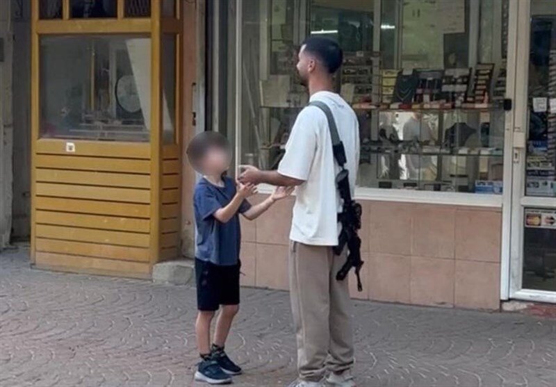 فخرفروشی اسرائیلی ها با سلاح + تصاویر | اثبات نظامی بودن جامعه صهیونیستی | اینجا سلاح بخشی از پوشش است