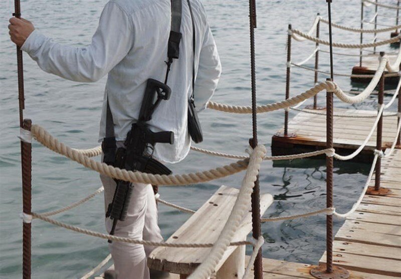 فخرفروشی اسرائیلی ها با سلاح + تصاویر | اثبات نظامی بودن جامعه صهیونیستی | اینجا سلاح بخشی از پوشش است