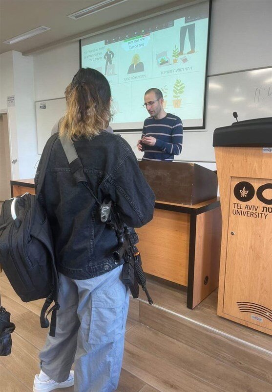 فخرفروشی اسرائیلی ها با سلاح + تصاویر | اثبات نظامی بودن جامعه صهیونیستی | اینجا سلاح بخشی از پوشش است