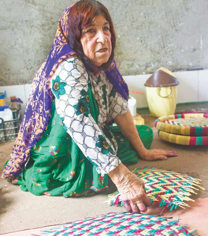 گفت و گو با جوانی که هنر مادربزرگ های جنوب را احیا کرد | هنری که فقط ۴ بازمانده دارد