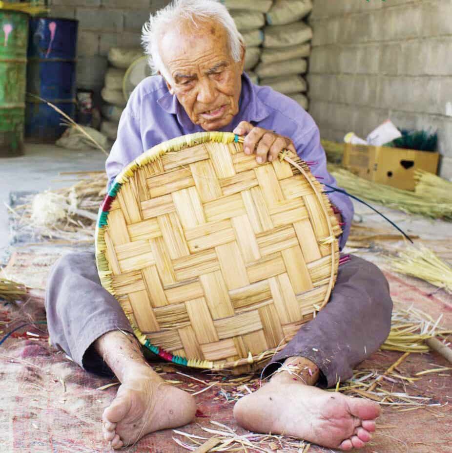 گفت و گو با جوانی که هنر مادربزرگ های جنوب را احیا کرد | هنری که فقط ۴ بازمانده دارد