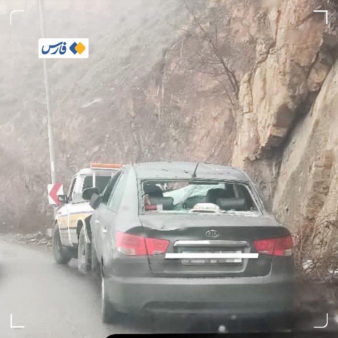 تصویر وحشتناک از سقوط سنگ روی یک خودرو در جاده چالوس | عکس