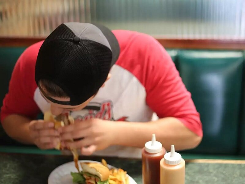 به این چند دلیل با عجله غذا نخورید