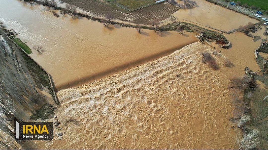 طغیان زیبای سیمینه رود به سمت دریاچه ارومیه | تصاویر هوایی