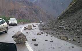 ریزش سنگ در جاده چالوس حادثه آفرید + فیلم | وضعیت پژو پارس را ببینید
