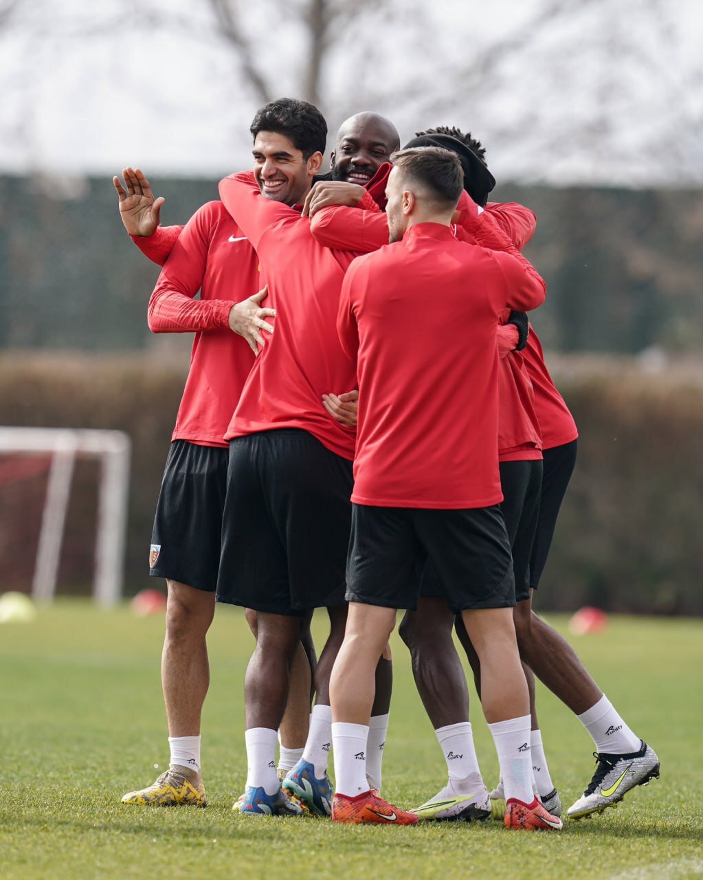 استقبال از علی کریمی در ترکیه + عکس