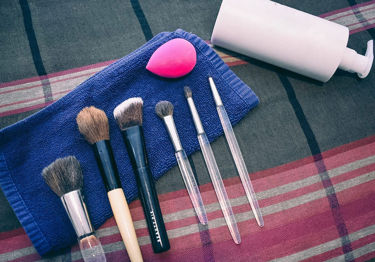 براش های آرایشی را چگونه تمیز کنیم؟ ؛ ترفند شستن براش با سرکه و لیمو | بهترین شویندههای خانگی برای تمیز کردن براش های آرایشی