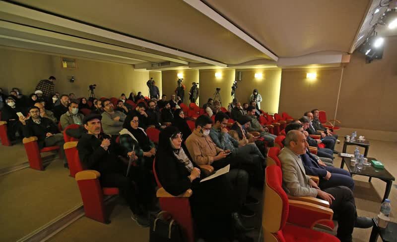 نقطه عطف توجه رهبری به هویت ملی، مردم آزاد، آقامنش و عزتمند است