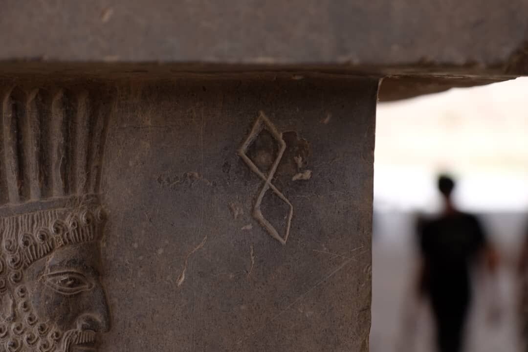 امضای معماران تخت جمشید را دارم | جمع آوری 700 امضا از هنرمندان سازنده تخت جمشید