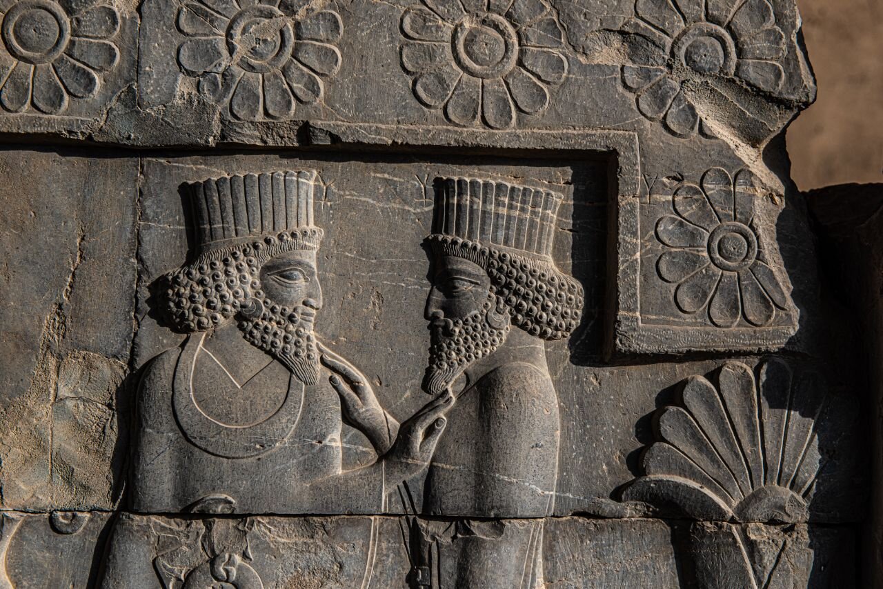 امضای معماران تخت جمشید را دارم | جمع آوری 700 امضا از هنرمندان سازنده تخت جمشید