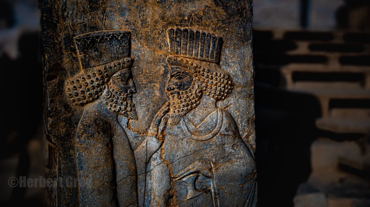 امضای معماران تخت جمشید را دارم | جمع آوری 700 امضا از هنرمندان سازنده تخت جمشید